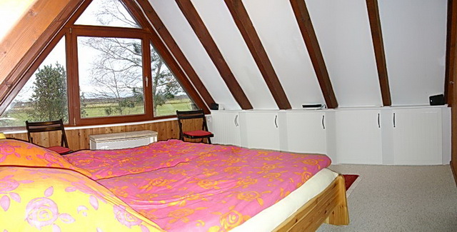 Das Elternschlafzimmer mit Doppelbett.- Anklicken geht zur Bildershow -