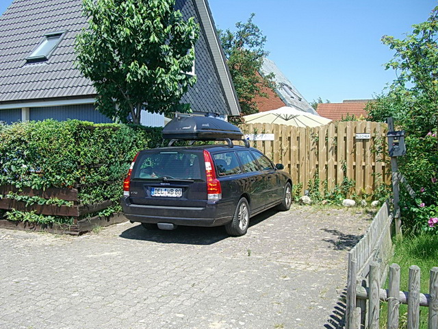 Der zum Haus gehrende Parkplatz.- Anklicken geht zur Bildershow -