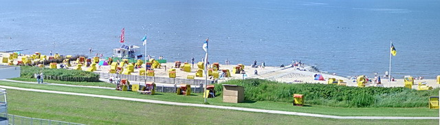 Blick vom Balkon auf den Strand.