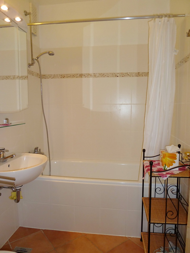 Blick in das neugeflieste Badezimmer mit Badewanne zum Relaxen.