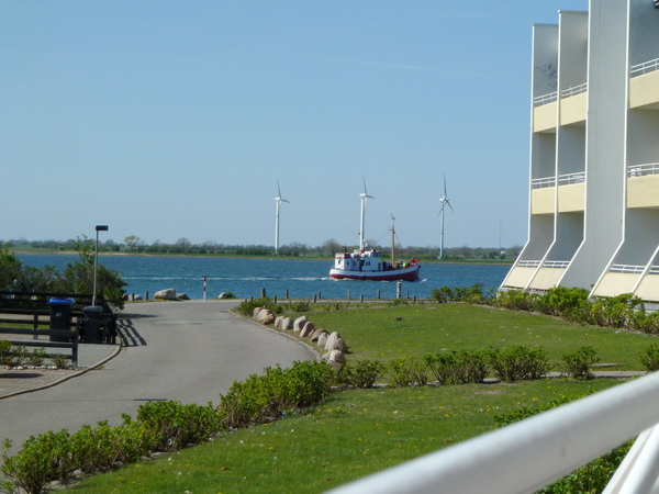 Blick schrg rechts vom Balkon auf den Schiffahrtsweg.- Anklicken geht zur Bildershow -