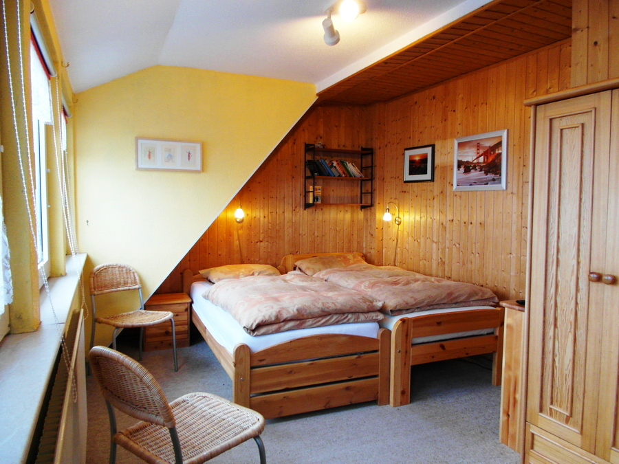 Das Schlafzimmer mit Erker.- Anklicken geht zur Bildershow -