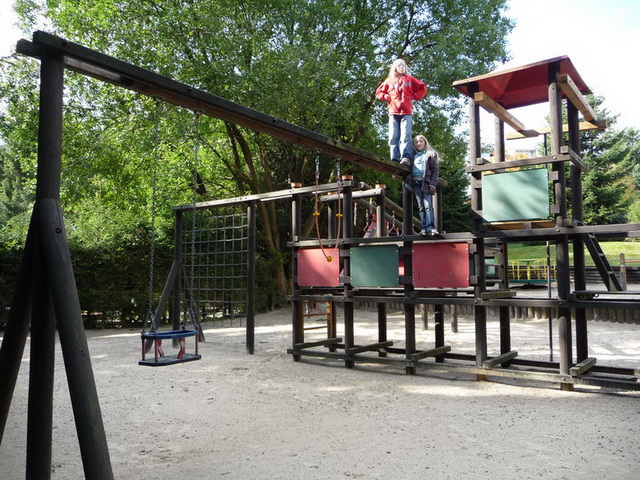 Der grosse Spielplatz lsst Kinderherzen hher schlagen.- Anklicken geht zur Bildershow -